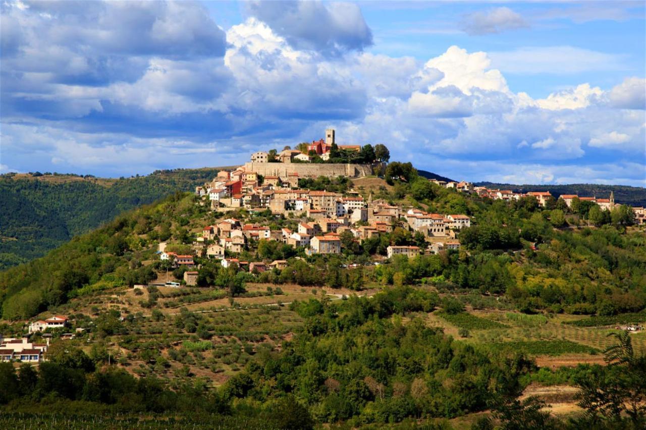 Apartment Parenzana, Little Row House With Big Green Yard In Central Istria Rakotule 외부 사진