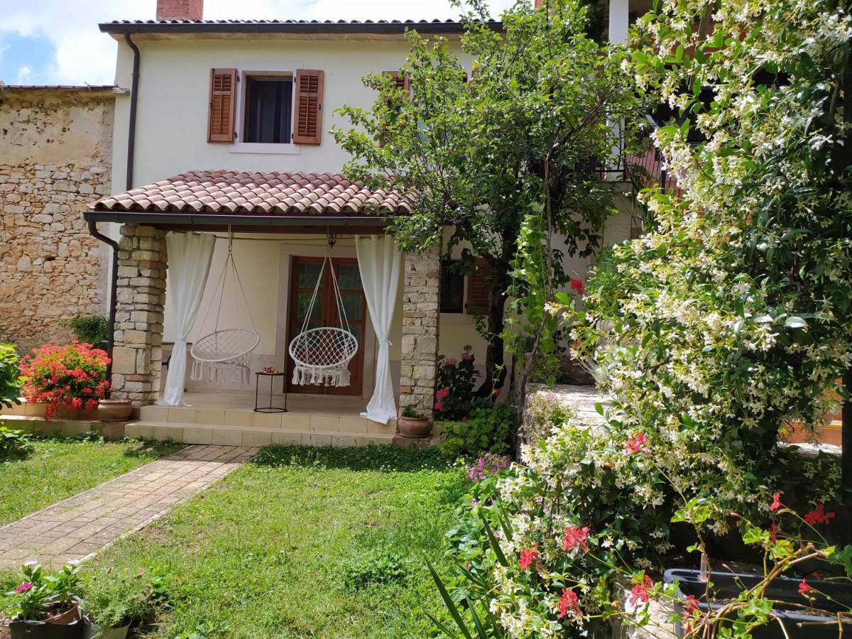 Apartment Parenzana, Little Row House With Big Green Yard In Central Istria Rakotule 외부 사진