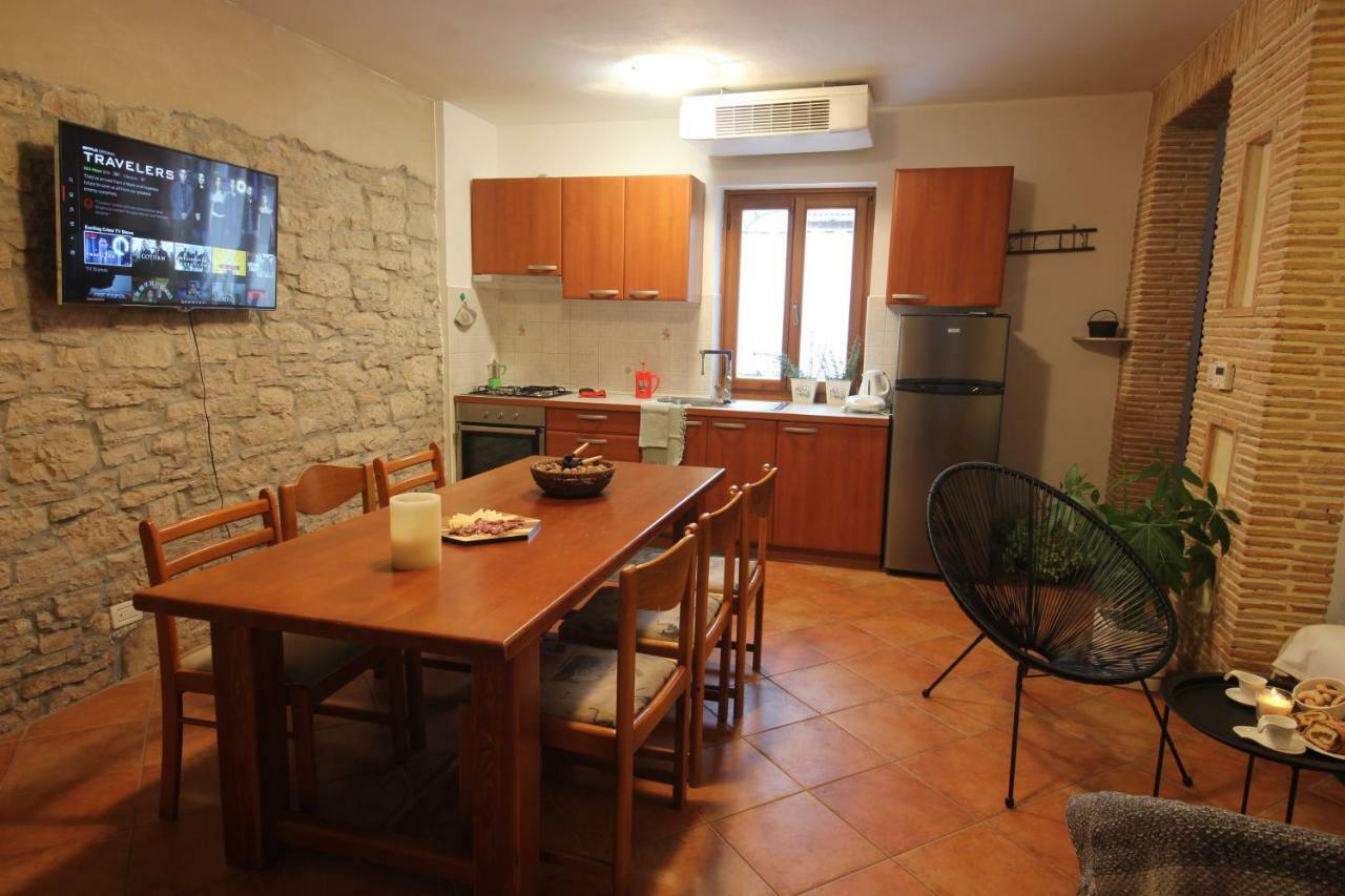 Apartment Parenzana, Little Row House With Big Green Yard In Central Istria Rakotule 외부 사진